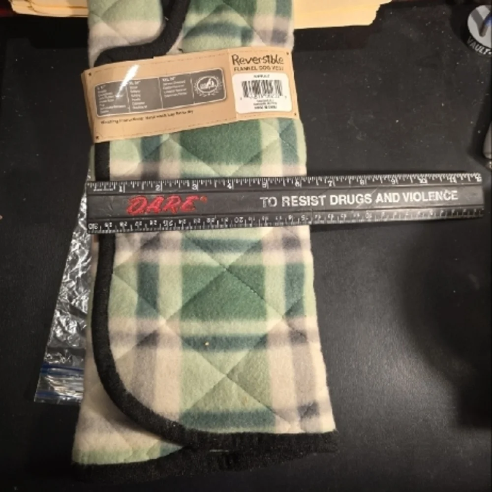 111924 Green Plaid Flannel Dog Vest Polyester Sz làrge. See pictures for details